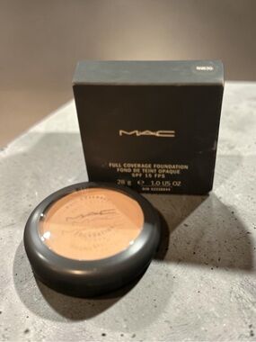 MAC Full Coverage Foundation - NW20